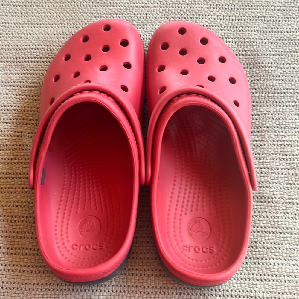 Crocs size 9M